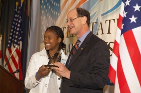 青少年の受賞者のひとり、ラッパーのライ･ライは米国下院議員ブラッド･シャーマンから賞を授与されました。