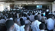 ユース･フォー･ヒューマンライツ インターナショナルのガーナ支部が開催した人権教育の講習会に参加したアクラの学校の生徒たち。ゲスト･スピーカーは、ユース･フォー･ヒューマンライツ インターナショナルの国際開発部長。
